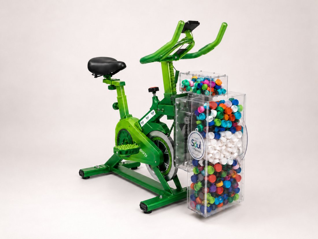 Bike Recicladora verde com reservatórios cheios de tampinhas coloridas