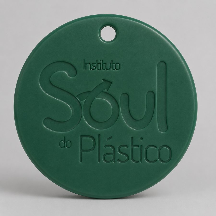 Medalha verde injetada com o logotipo do Instituto Soul do Plástico em relevo
