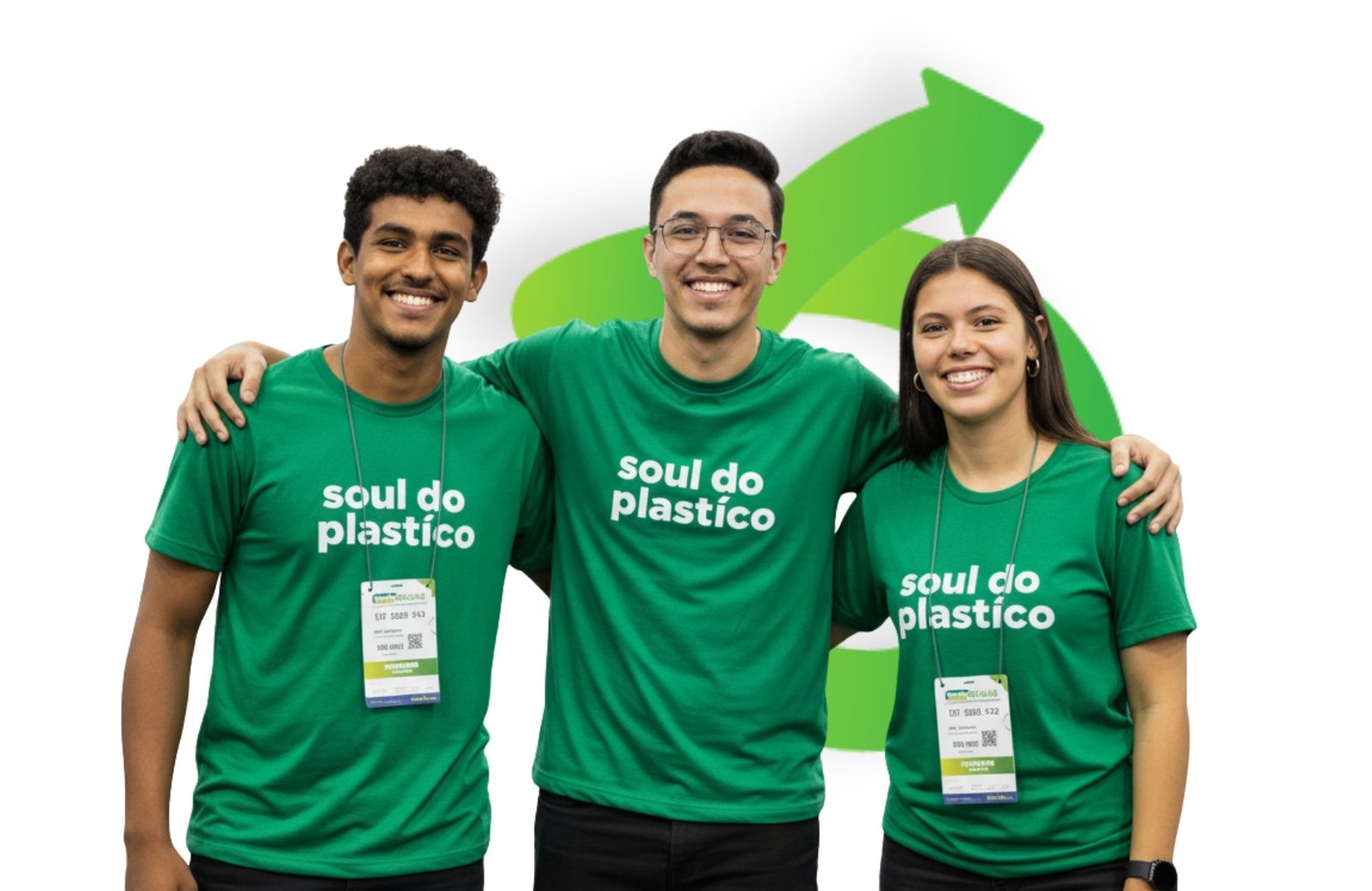 Três jovens sorridentes com camisetas do Soul do Plástico e credenciais de feira