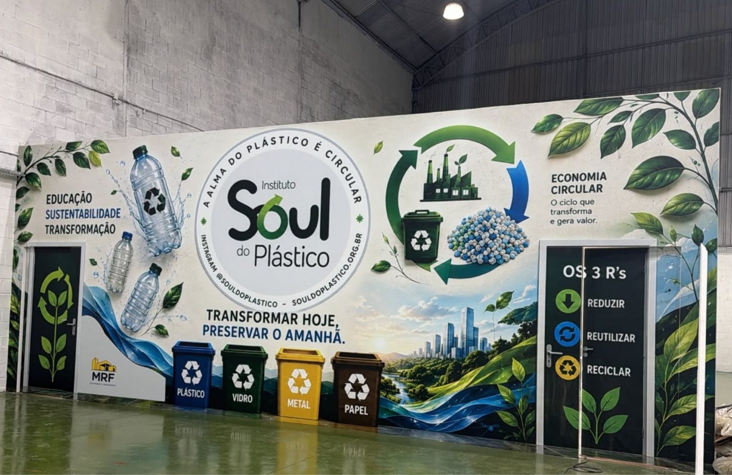 Painel da sede do Instituto Soul do Plástico, com identidade visual e estações de coleta seletiva